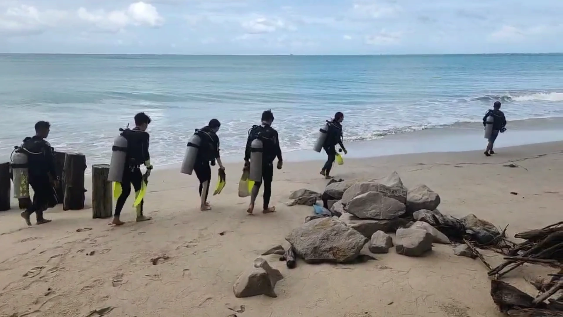 Scuba diving team watk to boat